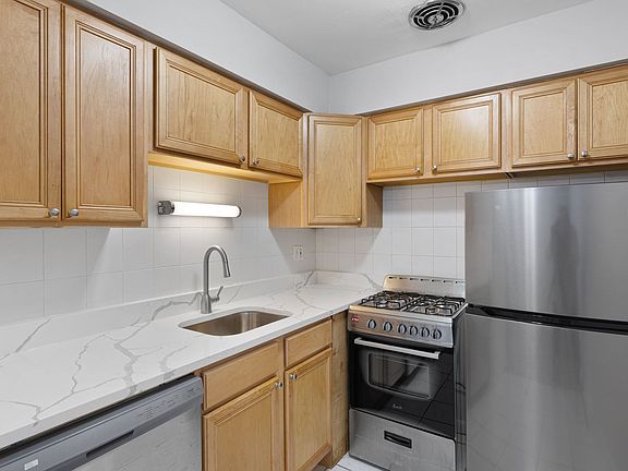 5th image of 6758 N Sheridan Rd APT 331