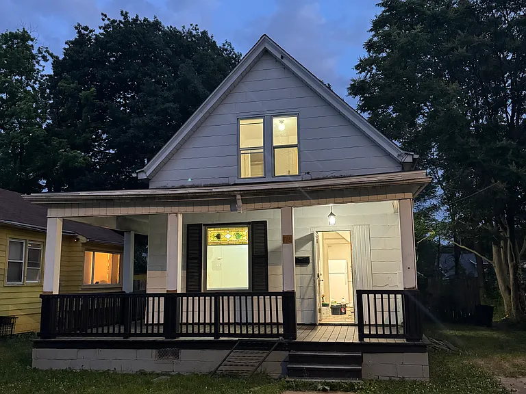 718 W Macqueen Ave — Photo 1