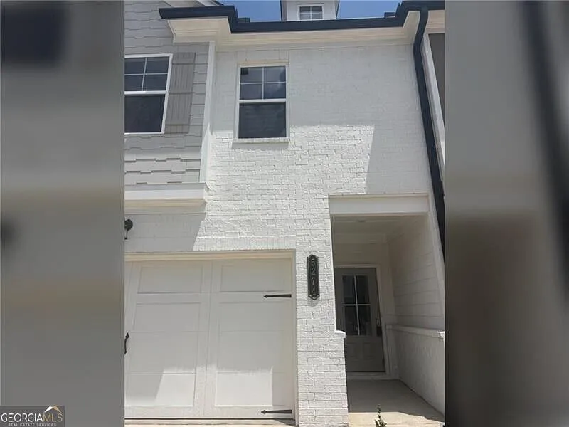 4 bed, 2.5 bath, 2073 sqft, $2,100 — Photo 2
