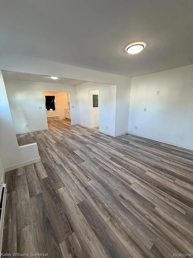 3 bed, 1.0 bath, 1040 sqft, $1,200 — Photo 2