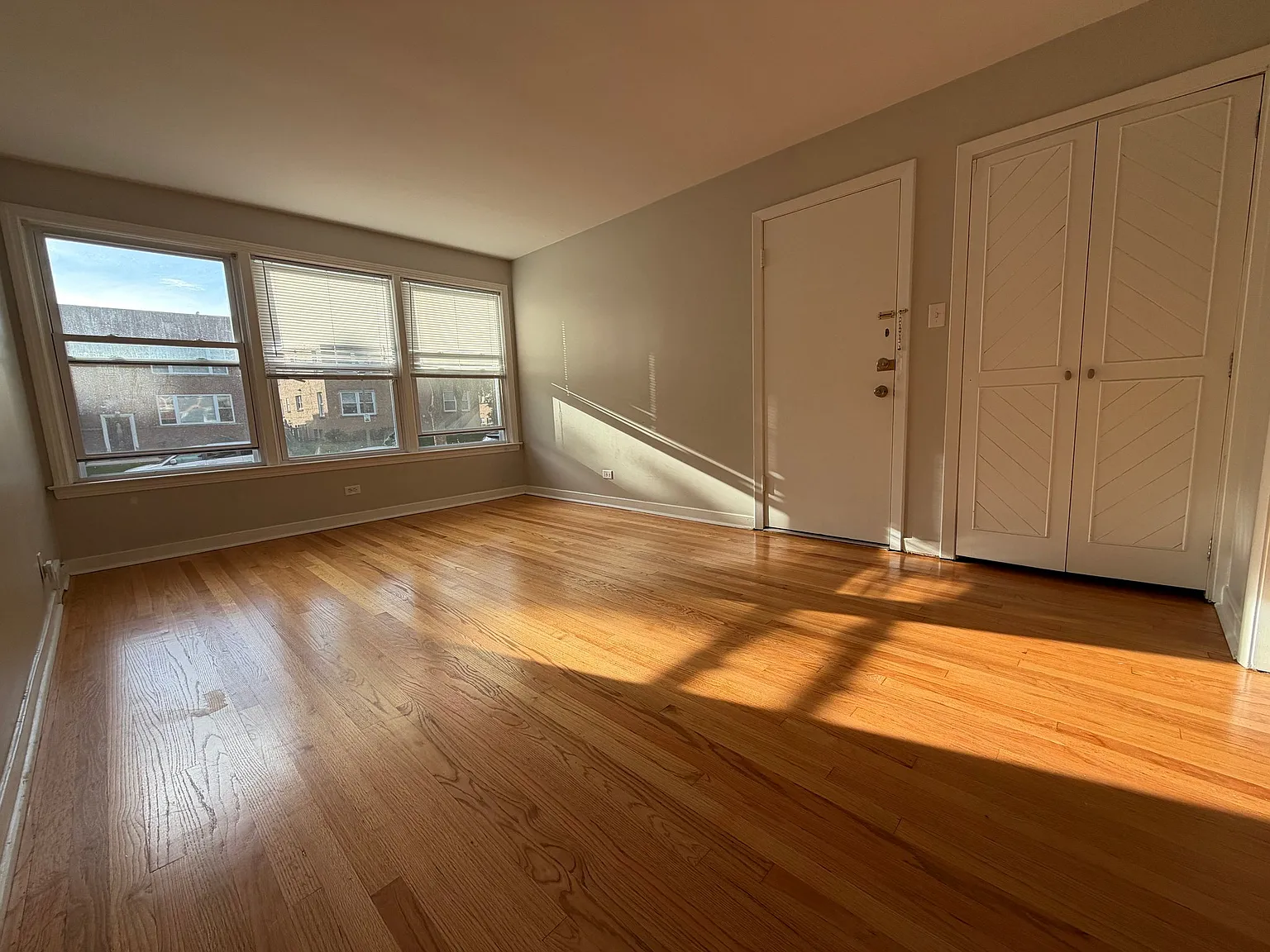 Beautifully renovated and immaculately maintained 2-bedroom apartment for rent! — Photo 3