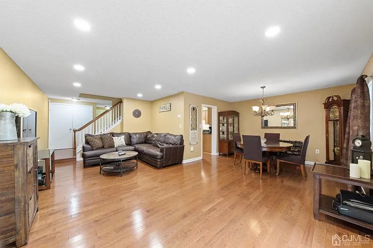 127 Tennyson Dr photo 1