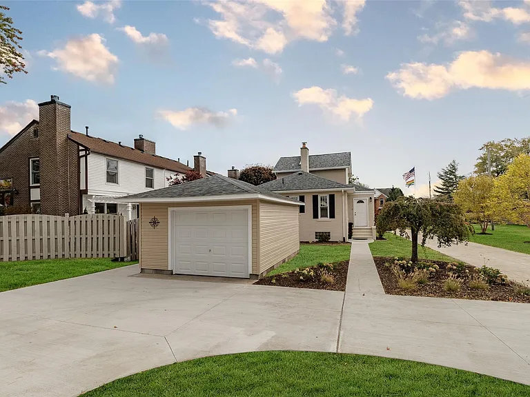 33316 Jefferson Ave — Photo 1