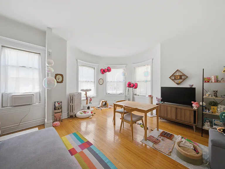 668-72 W Sheridan Rd #1 — Photo 5