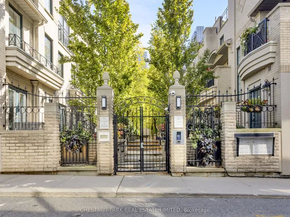 1 Baxter St #Townhouse 17, Toronto, ON M4W 3W1