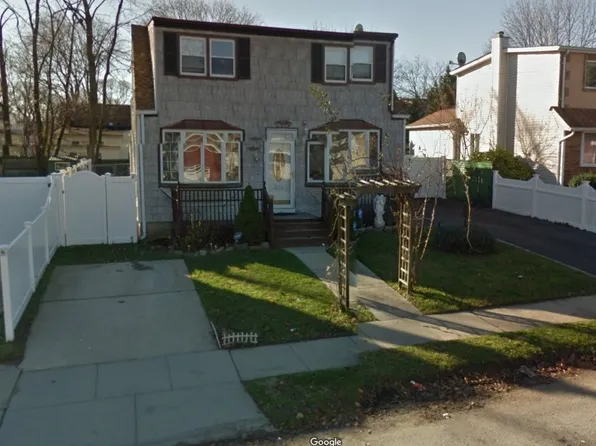 225 S 11th St, Lindenhurst, NY 11757