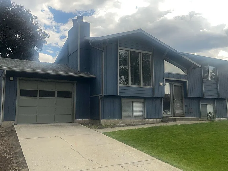 814 E Brady Ct — Photo 1