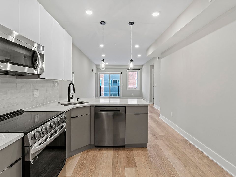 1st image of 2635 W Jefferson St #106
