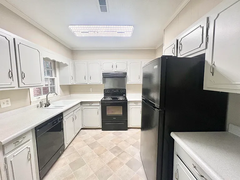 300 Springdale Dr — Photo 5