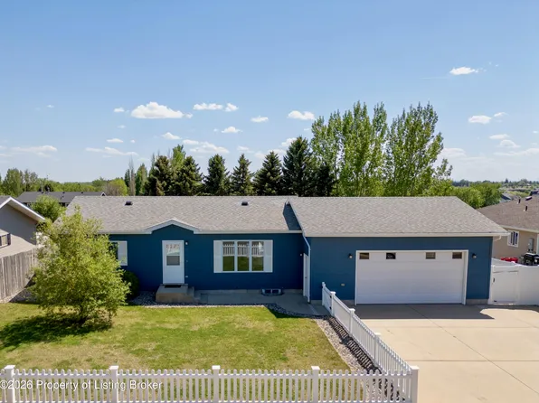 979 22nd St W, Dickinson, ND 58601
