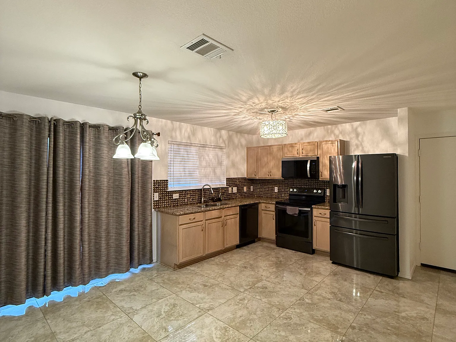 4 bed, 2.5 bath, 1631 sqft, $2,000 — Photo 3