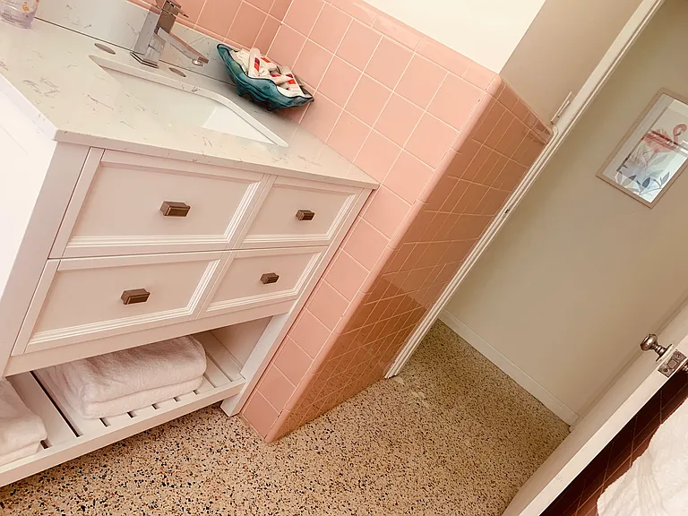 2nd bathroom with bathtub