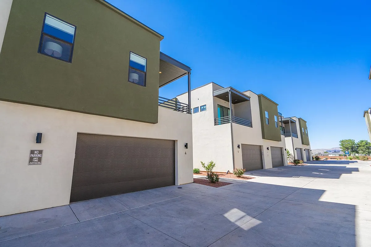 Building Photo - 3080 S Bloomington Dr #6
