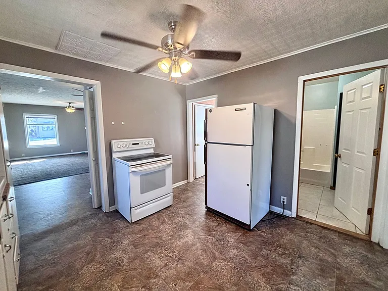 726 W Military Ave — Photo 3