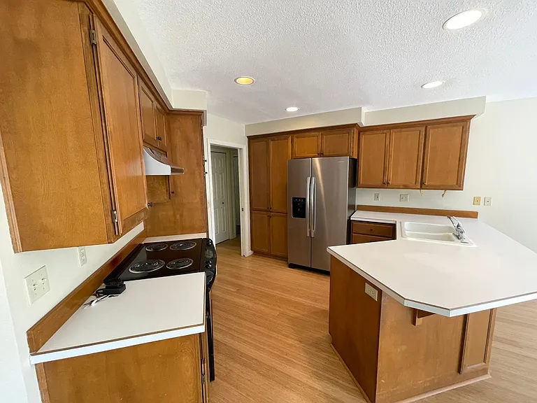 2456 Blackburn St — Photo 4