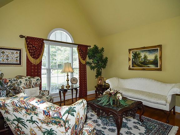 4th image of 568 Charles Ct