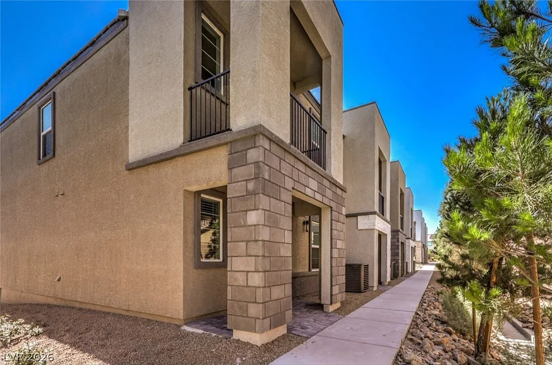 3 bed, 2.0 bath, 1374 sqft, $1,950 — Photo 1