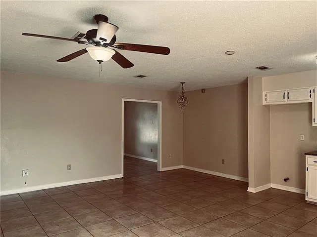 3 bed, 2.0 bath, 1700 sqft, $1,950 — Photo 4