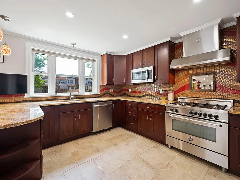 567 Dupont St — Photo 13