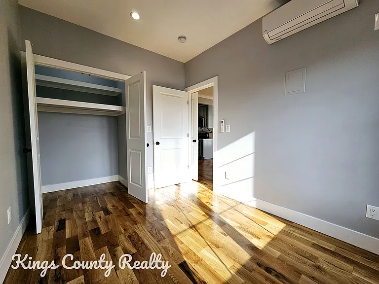 565 Midwood St #3 — Photo 9