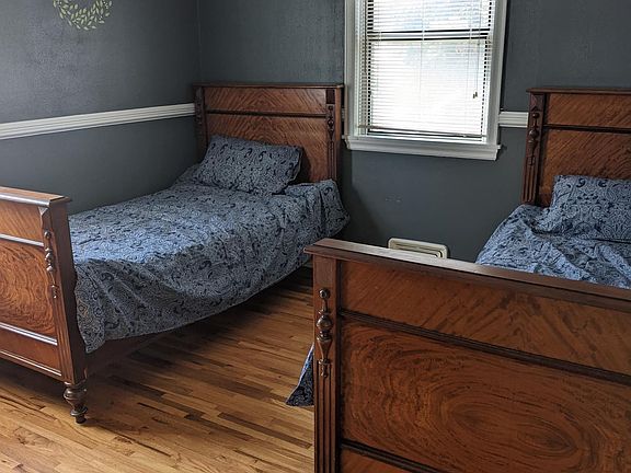Upstairs bedroom 1, two twin beds