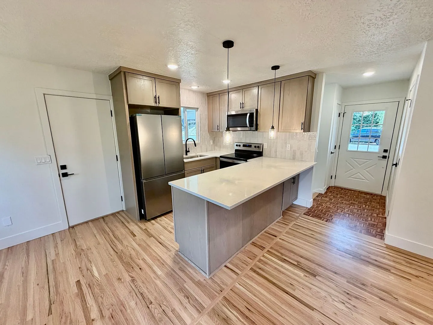 Freshly Remodeled 5bd/2.5bath Home w/ Daylight Basement in Heart of Multnomah Village — Photo 3