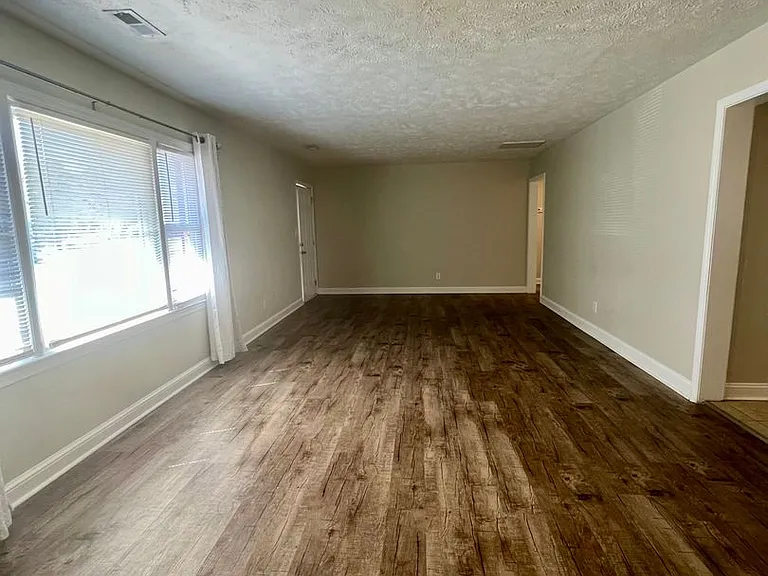 905 Poplar Dr — Photo 2
