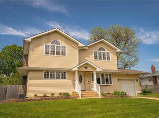 11 Regina Dr, Commack, NY 11725