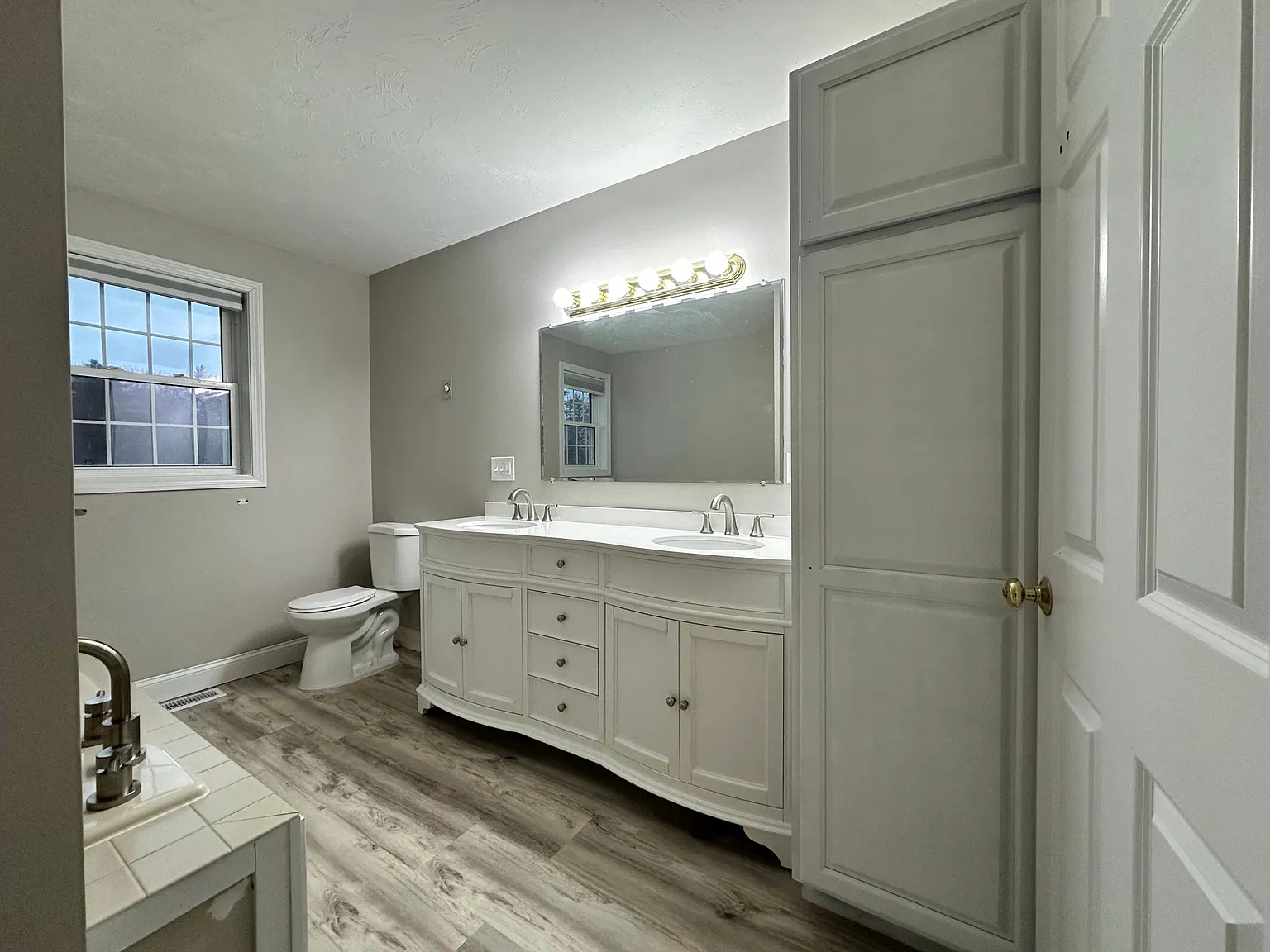 4 bed, 2.5 bath, 3200 sqft, $5,000 — Photo 1