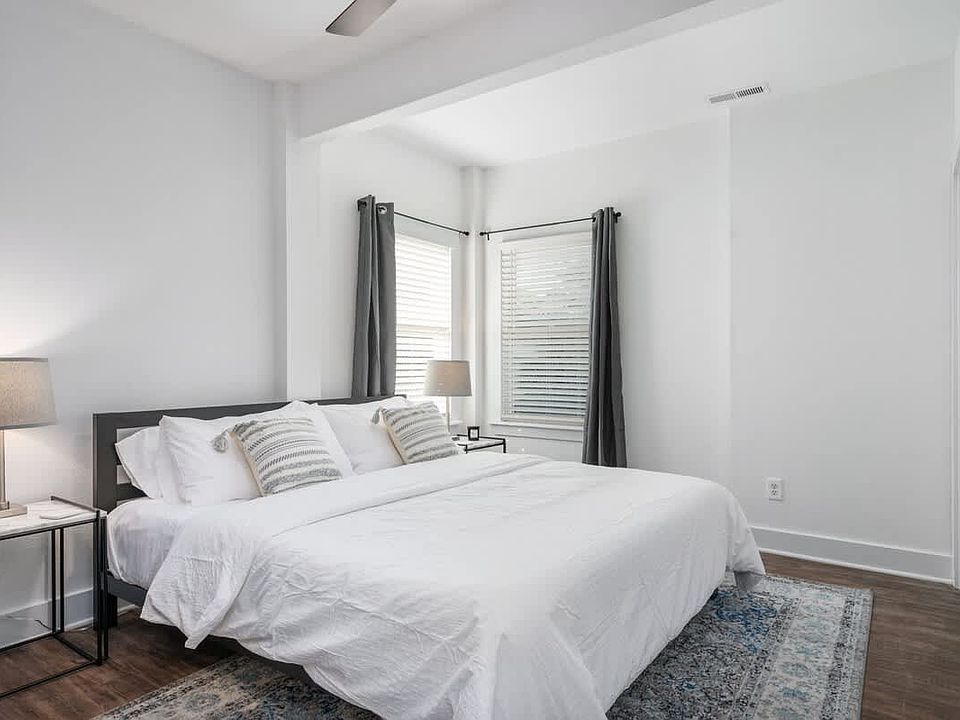 Seasonal Rental - Enter through the lower door_plenty of parking.