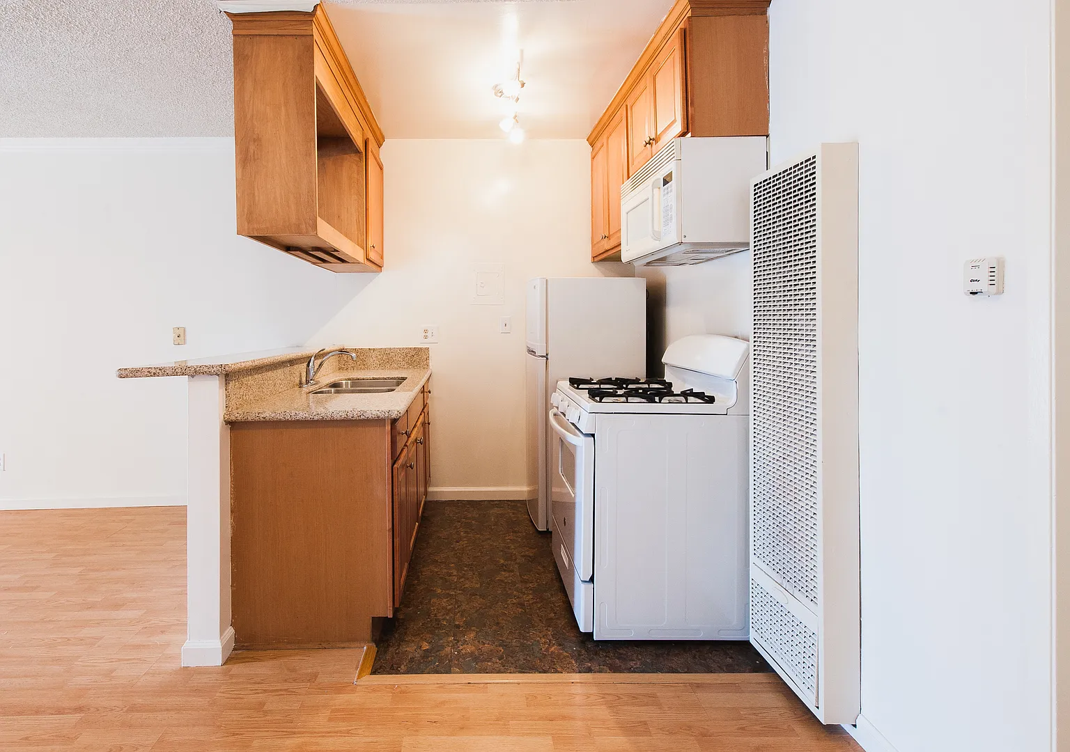 Kings Villa Apartments — Photo 2