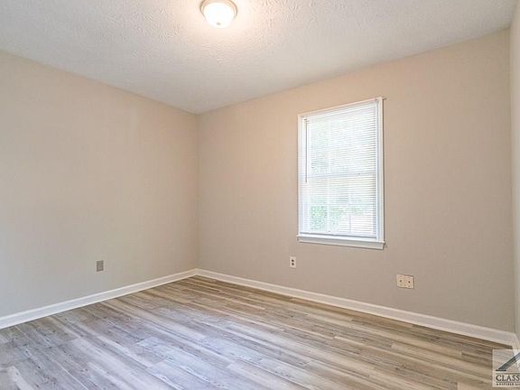 5th image of 215 Woodridge Cir