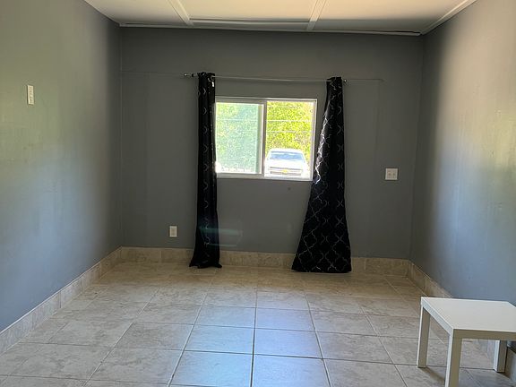 3rd image of 3205 Greenbriar Ln