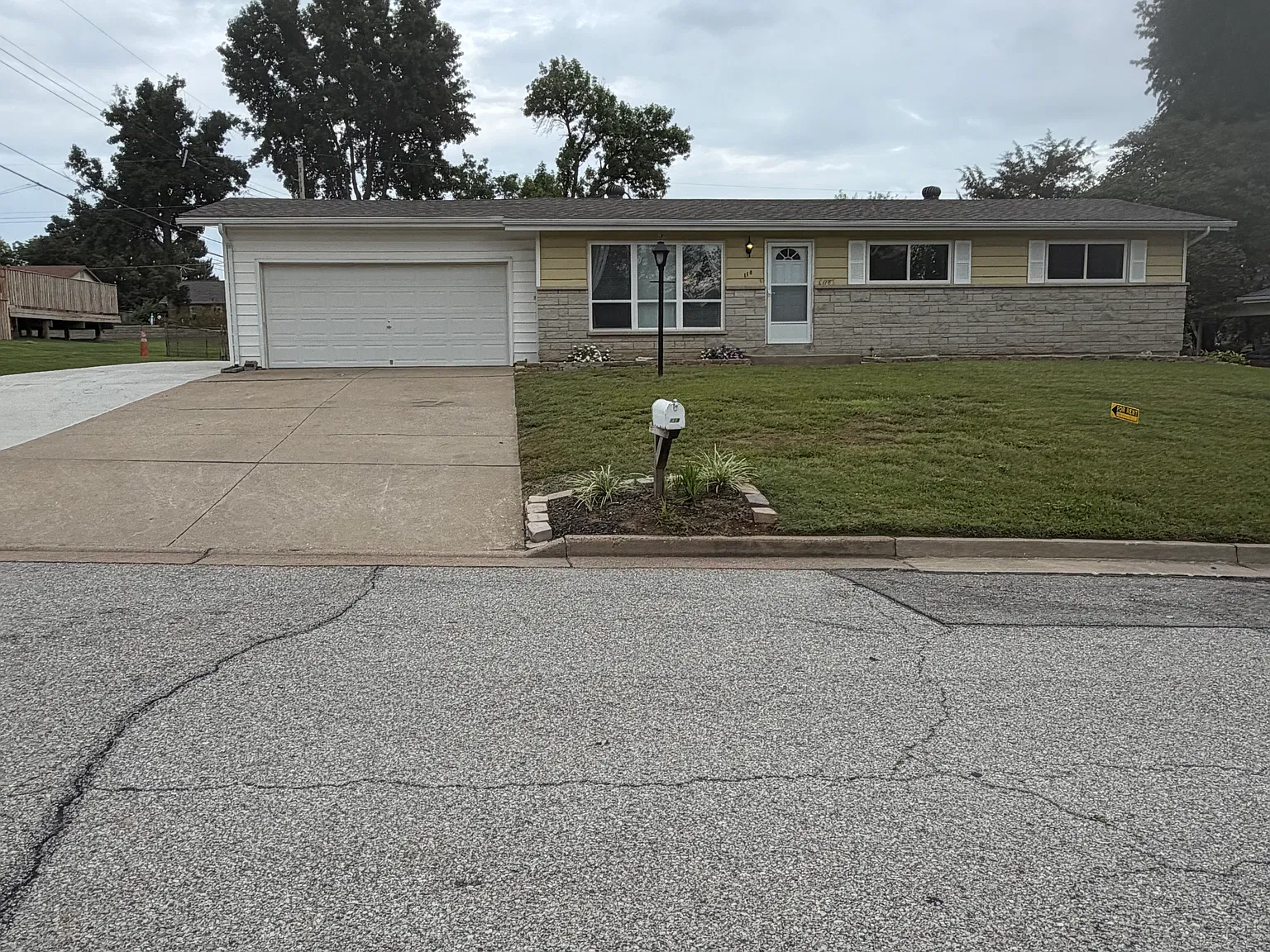3 bed, 1.5 bath, 1080 sqft, $2,175 — Photo 2