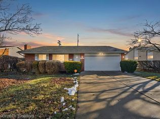 27900 E Larkmoor Dr, Southfield, MI 48076