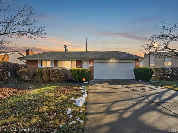 27900 E Larkmoor Dr, Southfield, MI 48076