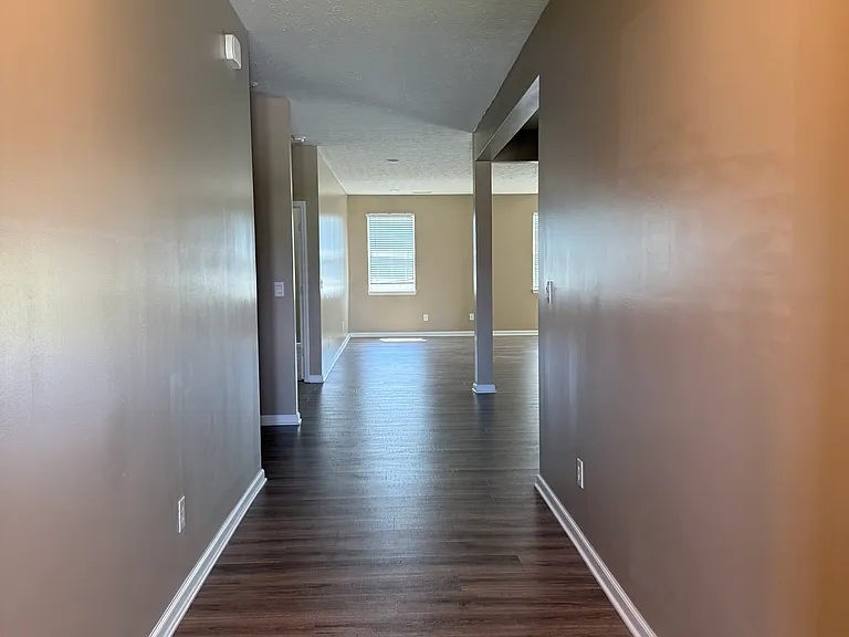 1753 Gordon Dr — Photo 2