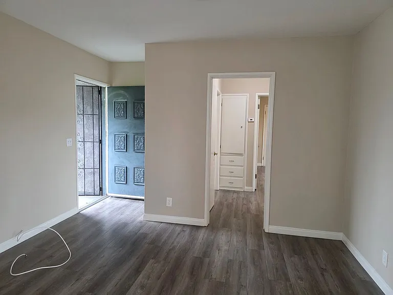 5547 Woodman Ave — Photo 14