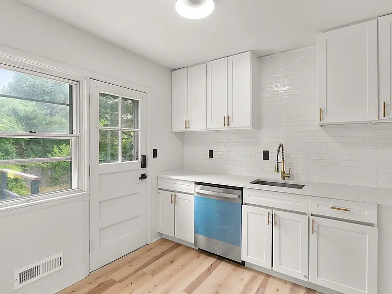 577 Brook Rd — Photo 5