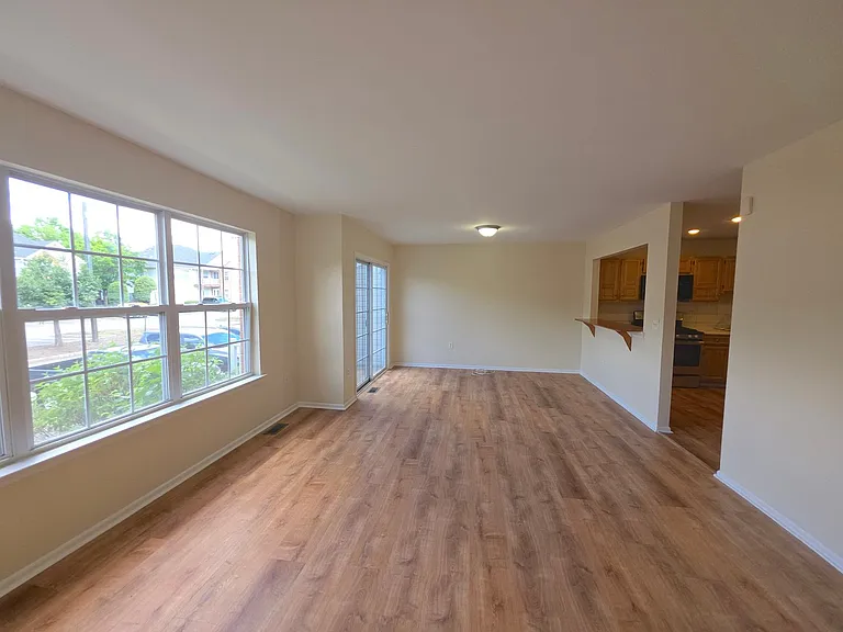 204 Barclay Ct — Photo 4