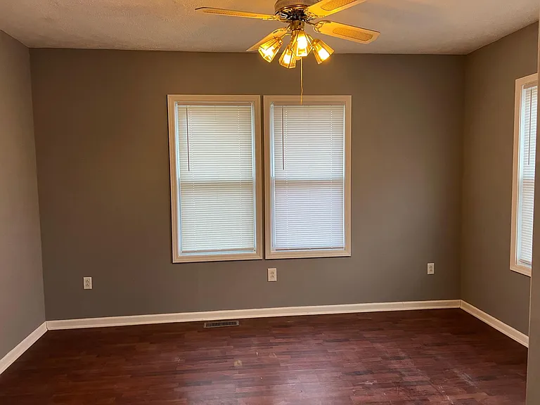 1011 S Greenlawn Ave — Photo 9
