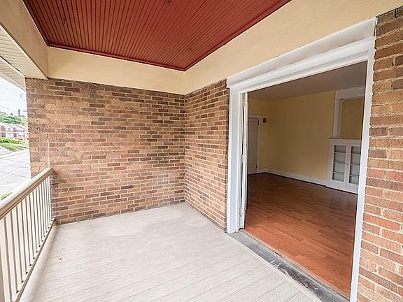 Spacious cover patio, for your morning coffee or your evenings happy hour. Great space for get togethers with friends and family.