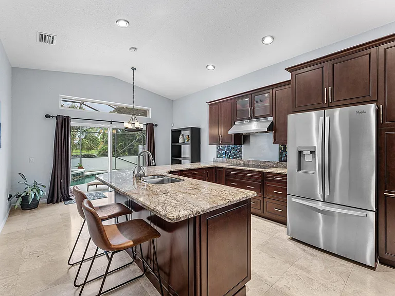 7076 Middlebury Dr — Photo 5