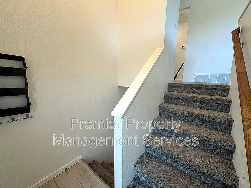 4 bed, 2.0 bath, 2068 sqft, $2,395 — Photo 3