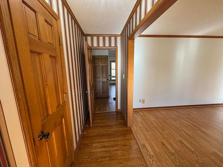 307 Fallingbrook Dr — Photo 4