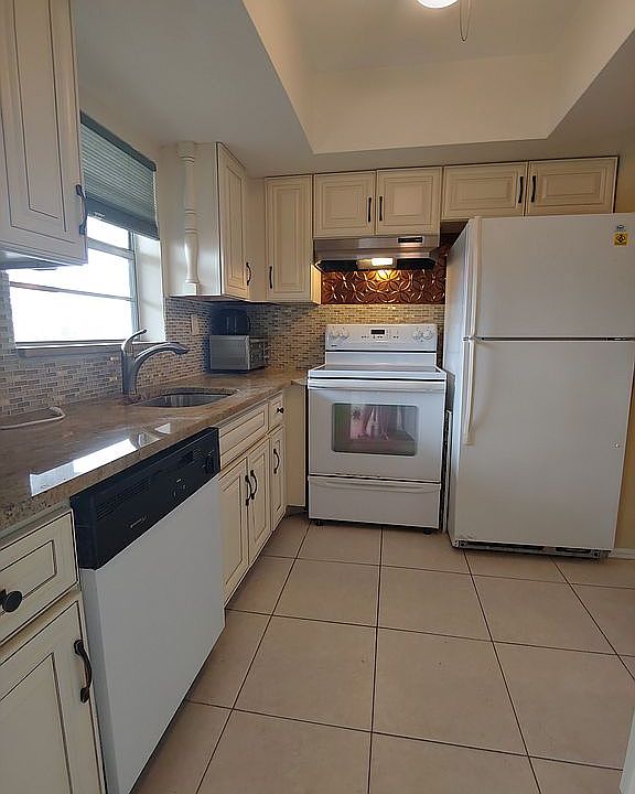 1st image of 601 Pine Dr APT 304