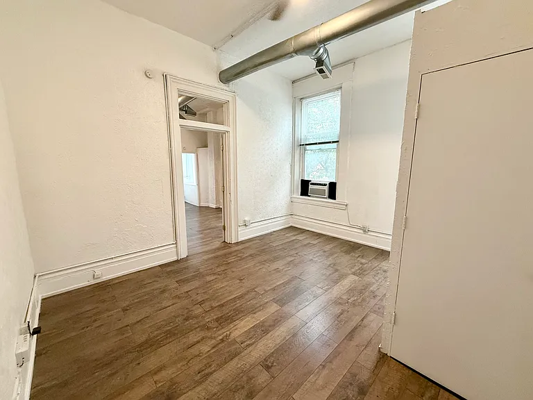 206 E 8th St #2 — Photo 6