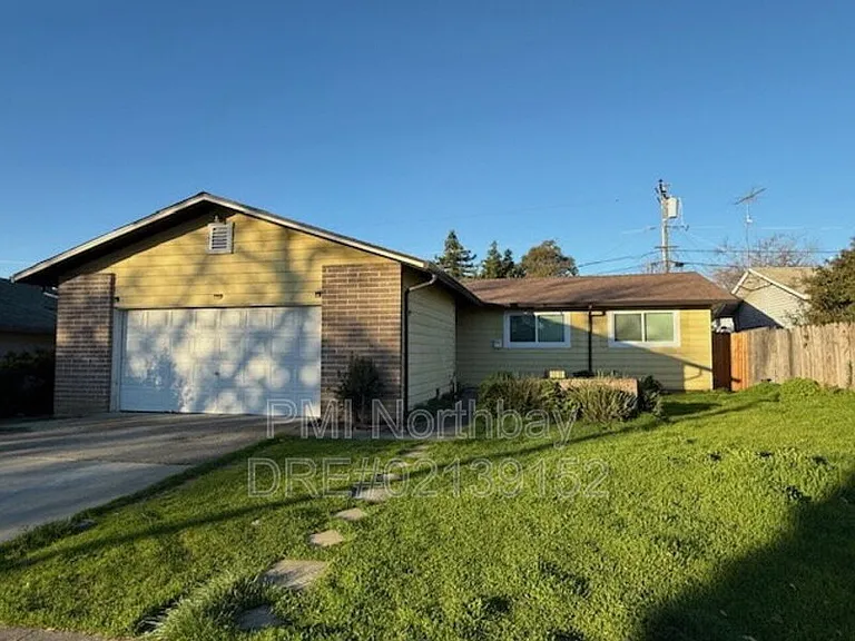 1019 Wallace St — Photo 2