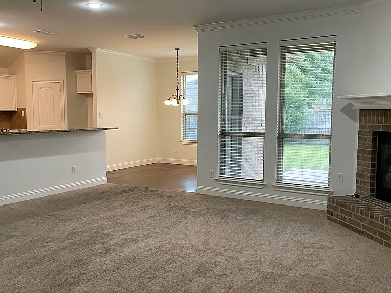 660 Spencer Ln — Photo 4
