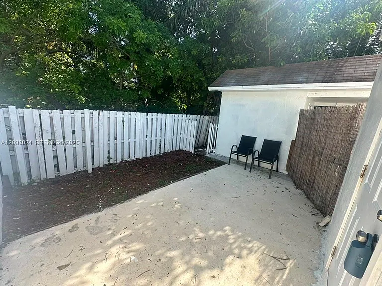 655 NW 2nd St #A — Photo 7